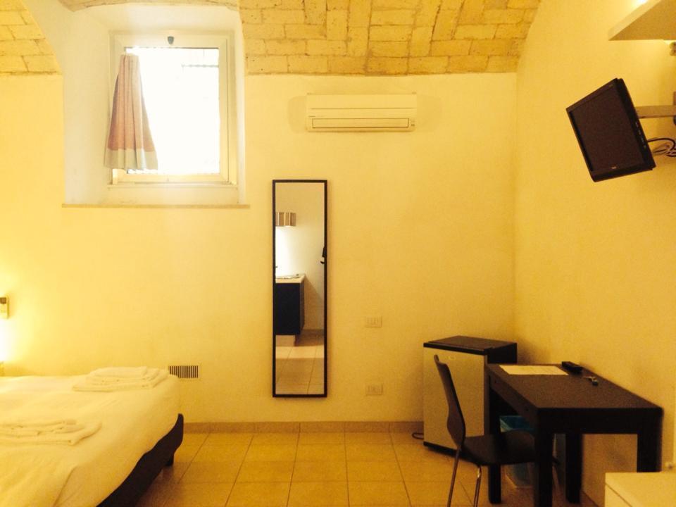 Vatican Rooms Guest House Рим Стая снимка