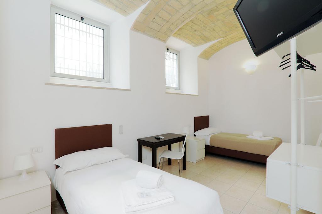 Vatican Rooms Guest House Рим Стая снимка