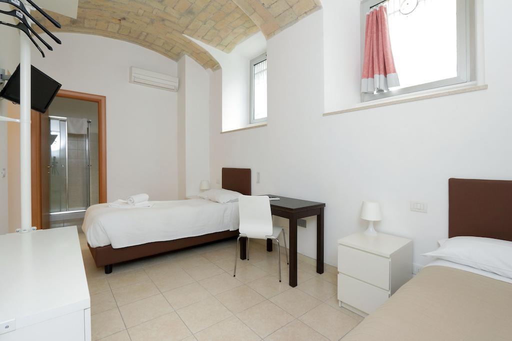 Vatican Rooms Guest House Рим Стая снимка